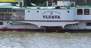 Faire du bateau sur la Vltava