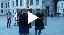 Vidéo: Les gardes du château de Prague