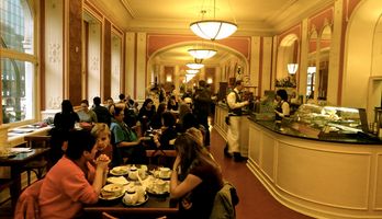 Le Café Louvre