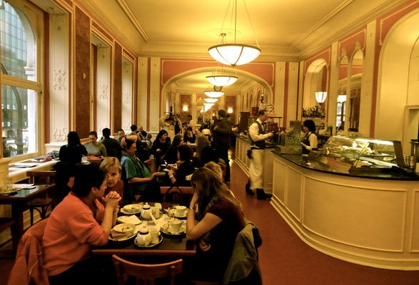 Le Café Louvre