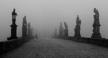 les statues dans le brouillard