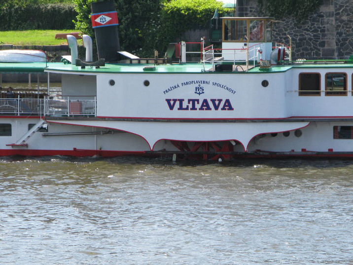 Faire du bateau sur la Vltava