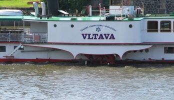 Faire du bateau sur la Vltava